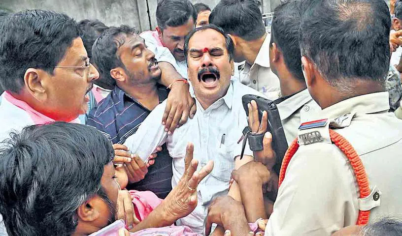 అసలు మీరు మనుషులేనా? పోలీసుల దౌర్జన్యంపై కేటీఆర్‌ ఫైర్‌